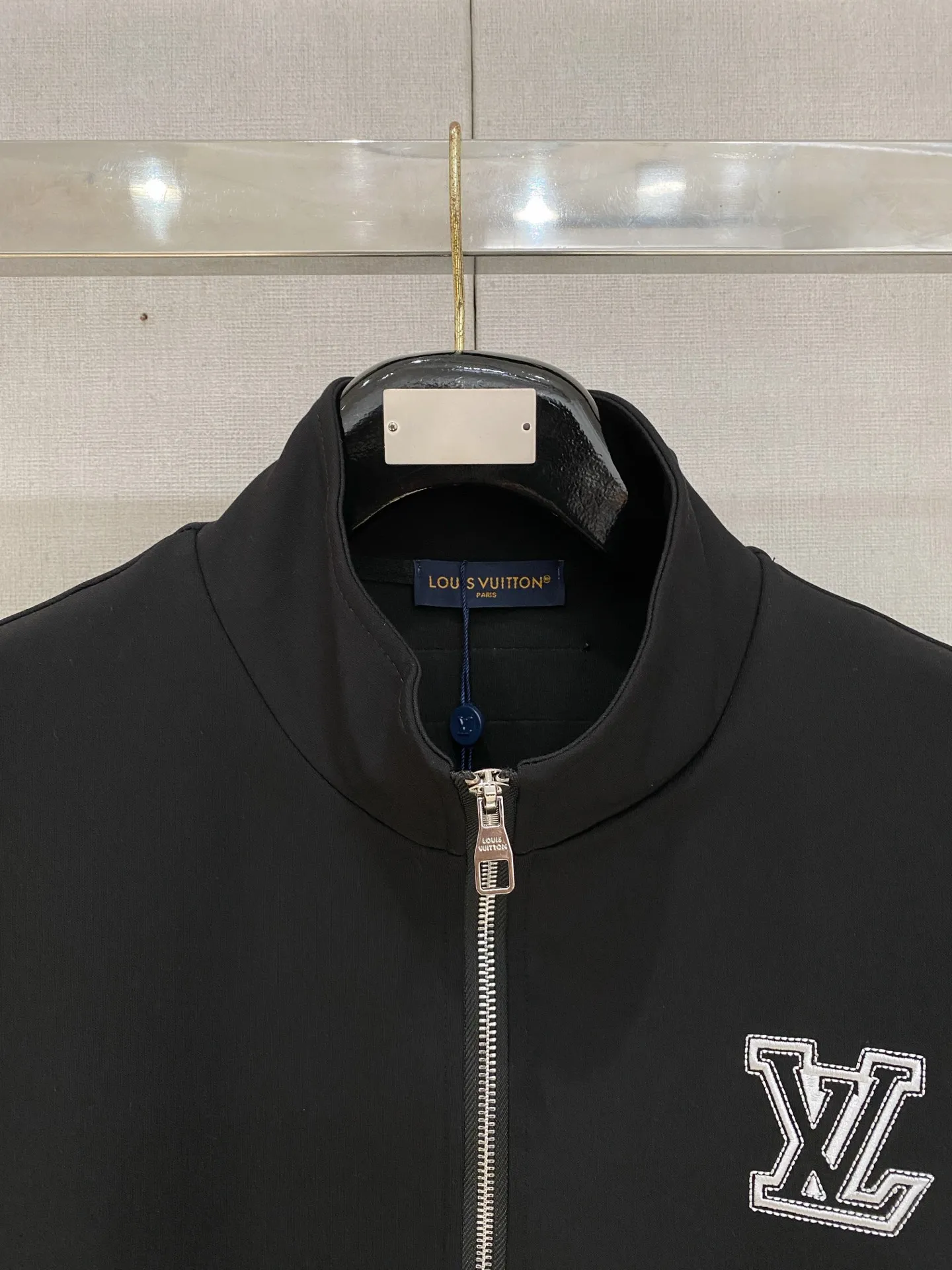 🅿️720 LV hot-selling suit is coming. Focus on the original version of the official website. 2025 new hot-selling cardigan suit. The original order is the best. 🇭🇰The meticulous work of top designers. It has a fitting and perfect upper body effect. All-natural high-quality Tencel Roman cotton 100%, close-fitting comfort, noble and elegant! Original hardware embodies elegance and nobility! Counter size: M-3XL (maximum wear up to 190 pounds)